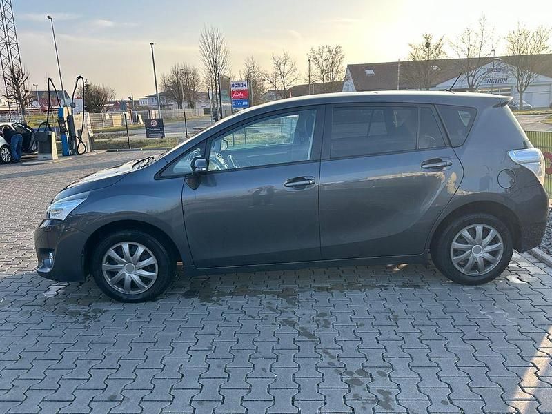 Gebraucht Toyota Verso Executive 147 PS (108 kW) 2015 Van / Kleinbus