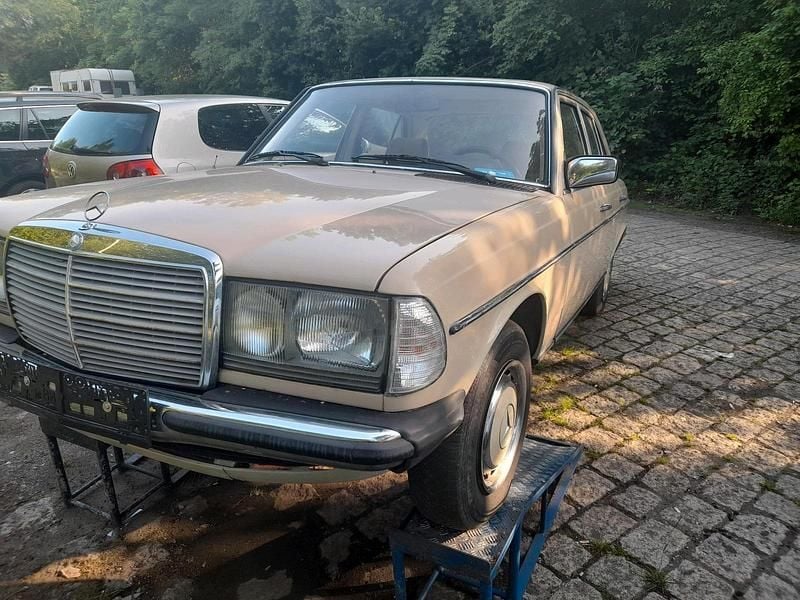Gelb Gebraucht 1984 Mercedes 240 Limousine | 5.500 € - Bild 1/4