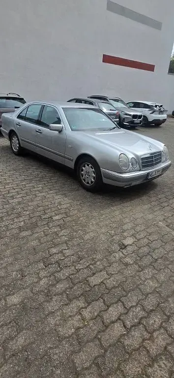 Gebraucht Mercedes E200 Elegance 136 PS (100 kW) 1997 Silber Limousine