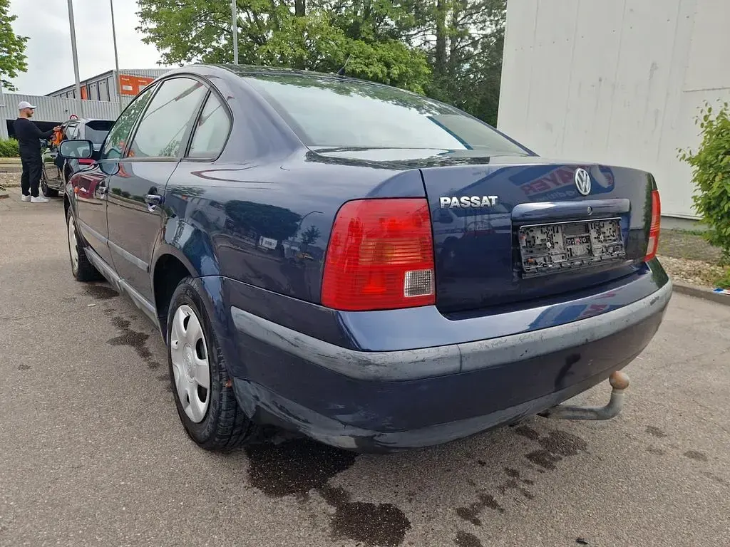 Second-hand VW Passat 101 CP (74 kW) 1998 Albastru Berlinǎ