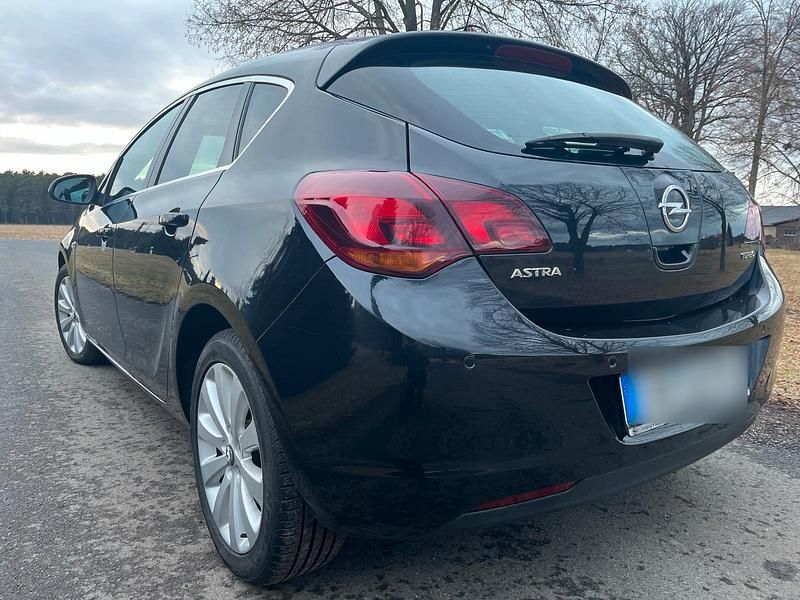 Gebraucht Opel Astra 116 PS (85 kW) 2011 Schwarz Kleinwagen