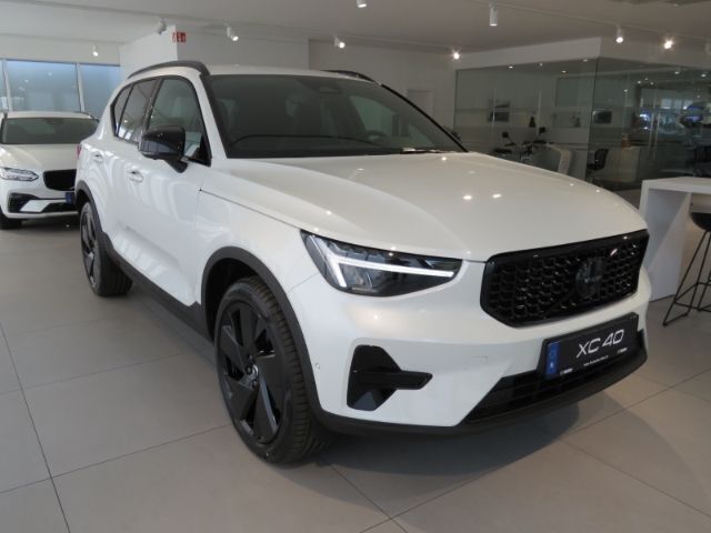 Neu Volvo XC40 Plus 163 PS (119 kW) 2025 Schwarz SUV