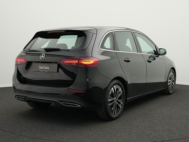 Gebraucht Mercedes B180 Advanced 116 PS (85 kW) 2024 Schwarz Van / Kleinbus