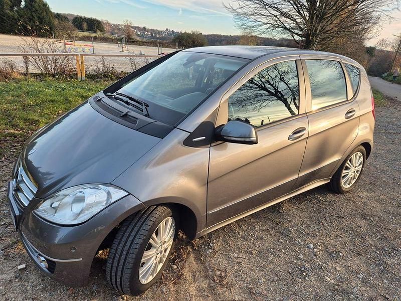 Grau Gebraucht 2010 Mercedes A180 Elegance Van / Kleinbus | 6.990 € (Fairer Preis) - Bild 1/4
