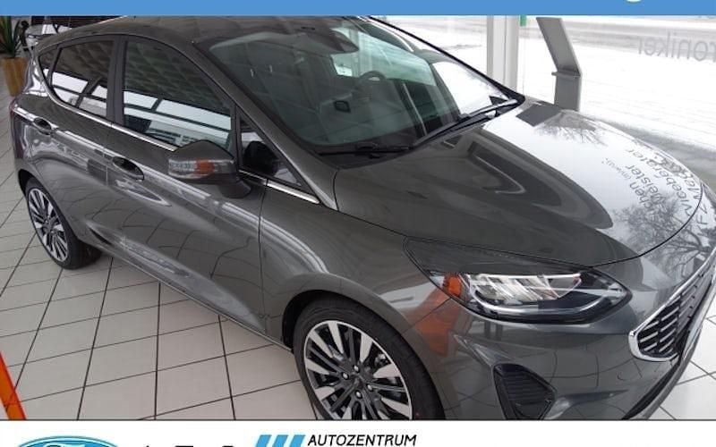 Grau Gebraucht 2023 Ford Fiesta Titanium X Kleinwagen | 22.978 € (Fairer Preis) - Bild 1/4