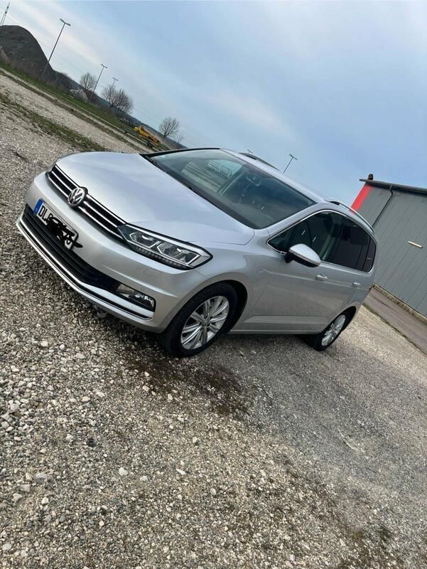 Silber Gebraucht 2016 VW Touran Van / Kleinbus | 11.700 € (Teuer) - Bild 1/4