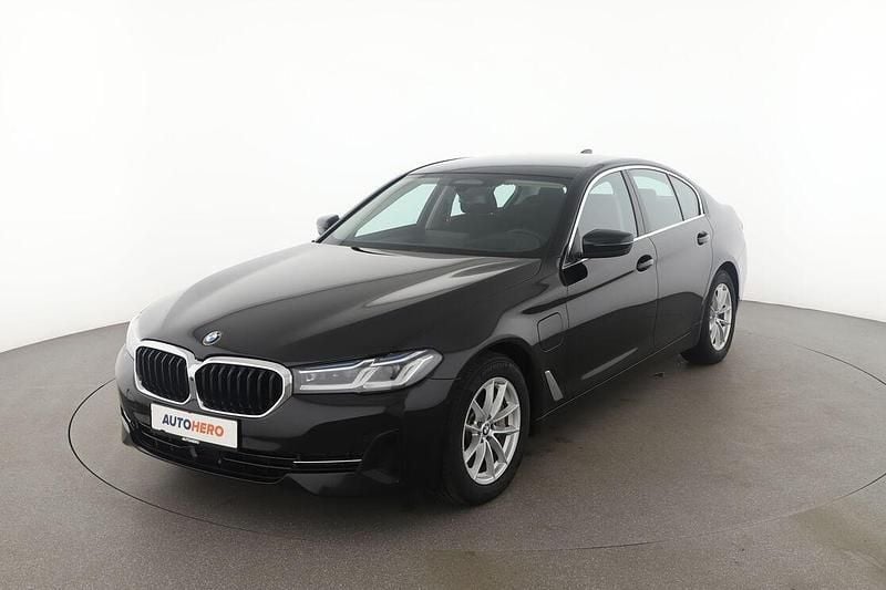 Schwarz Gebraucht 2021 BMW 545e Sport Line Limousine | 32.170 € - Bild 1/3