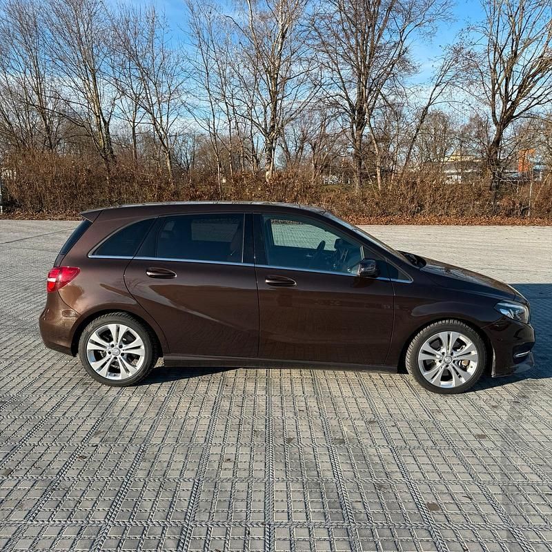 Gebraucht Mercedes B250 211 PS (155 kW) 2015 Braun Van / Kleinbus