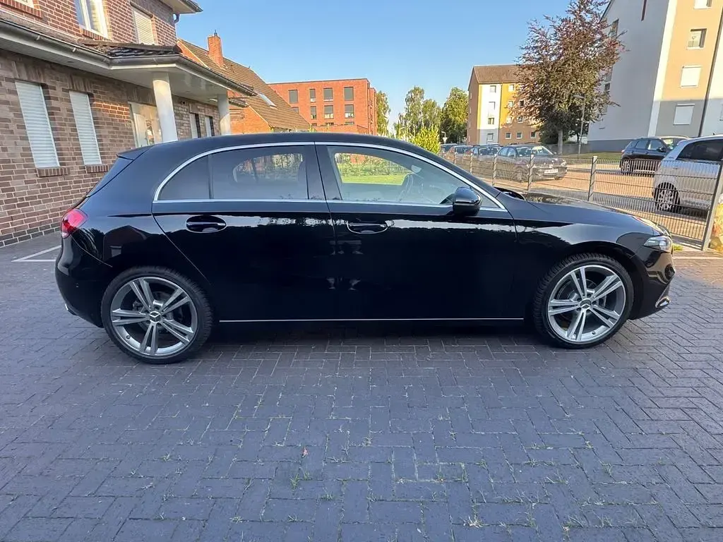 Gebraucht Mercedes A180 136 PS (100 kW) 2021 Schwarz Limousine