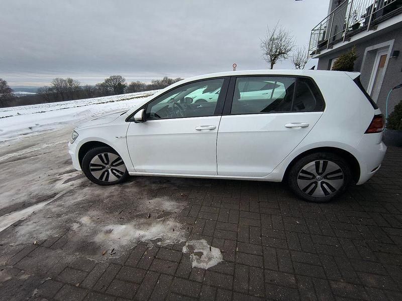 Gebraucht VW Golf 100 kW (136 PS) 2020 Weiß Limousine