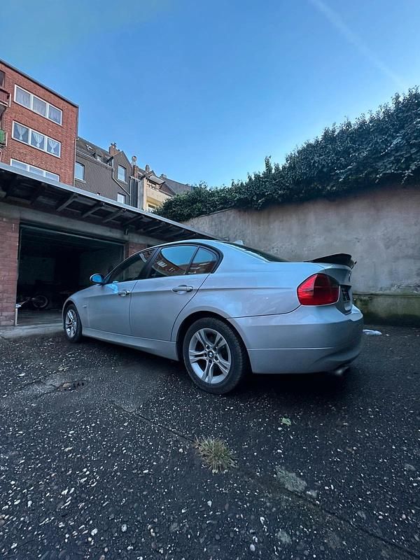 Gebraucht BMW 318 148 PS (108 kW) 2008 Grau Limousine