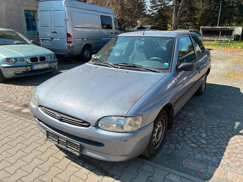 Używany Ford Escort 75 KM (55 kW) 1996 Srebrny Sedan/Limuzyna