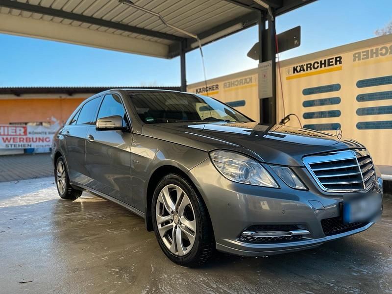 Gebraucht Mercedes E250 204 PS (150 kW) 2011 Grau Limousine