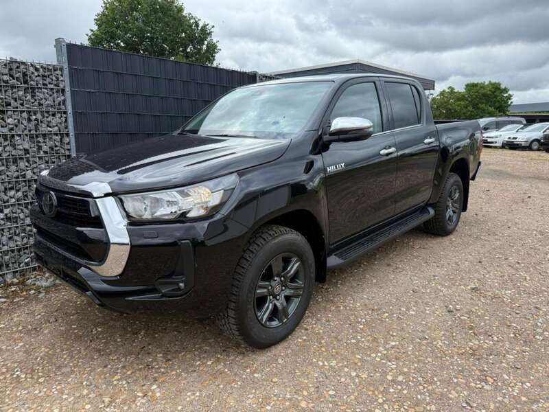 Attitude black metallic Neu 2025 Toyota HiLux Abholung | 53.950 € (Fairer Preis) - Bild 1/4