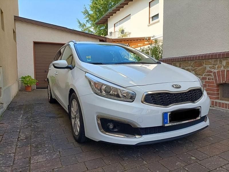 Weiß Gebraucht 2016 Kia Ceed Sportswagon Kombi | 8.950 € (Guter Preis) - Bild 1/4