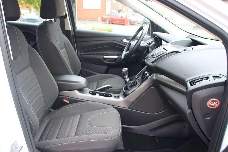 Gebraucht Ford Kuga Trend 150 PS (110 kW) 2016 Weiß SUV