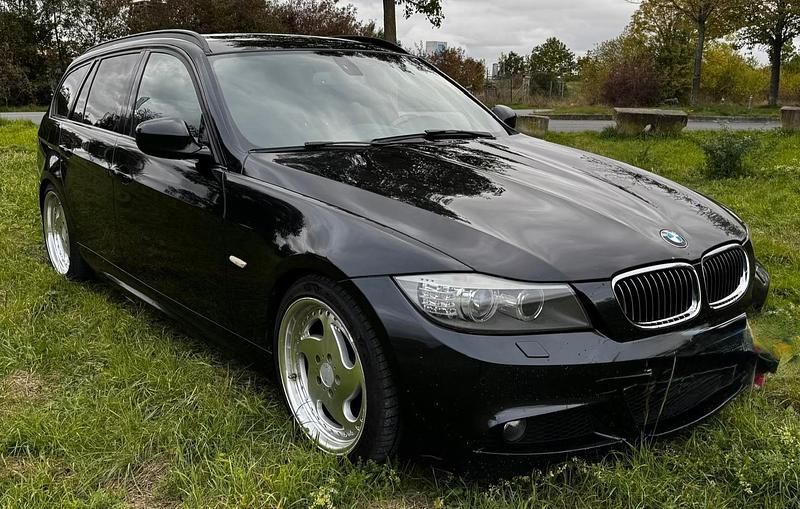 Schwarz Gebraucht 2012 BMW 330 M Sport Kombi | 9.999 € (Fairer Preis) - Bild 1/4