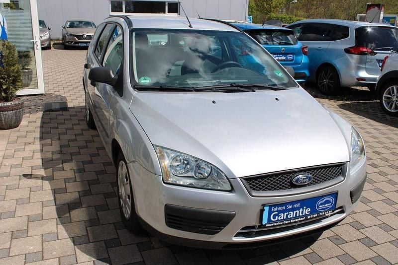 Używany Ford Focus Trend 101 KM (74 kW) 2005 Srebrny Sedan/Limuzyna