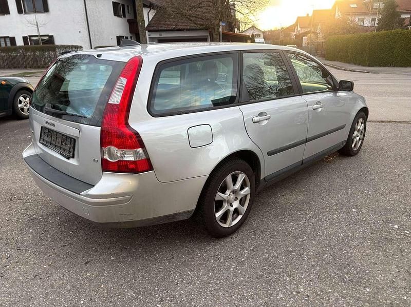 Gebraucht Volvo V50 125 PS (91 kW) 2006 Silver metallic / metallic Kombi
