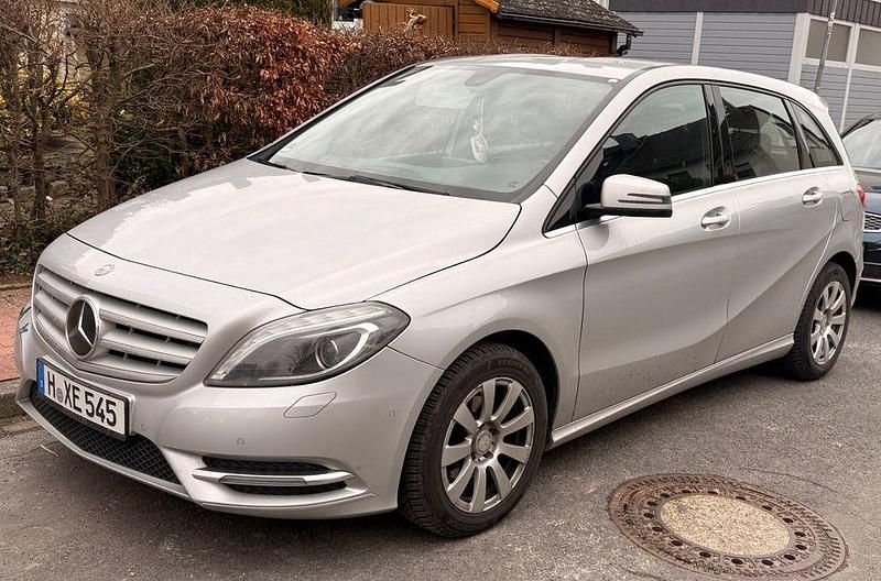 Gebraucht Mercedes B180 109 PS (80 kW) 2013 Silber Van / Kleinbus