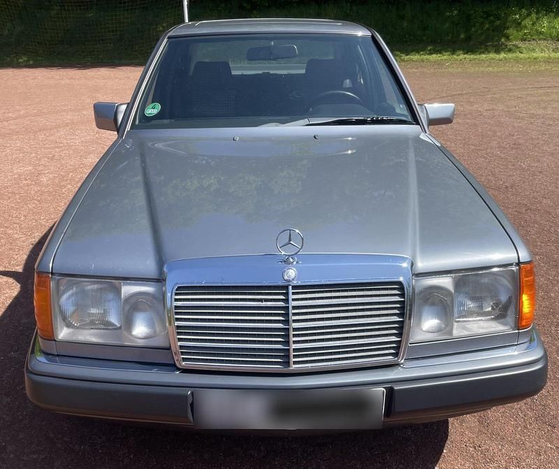 Second-hand Mercedes E300 220 CP (161 kW) 1990 Gri Berlinǎ