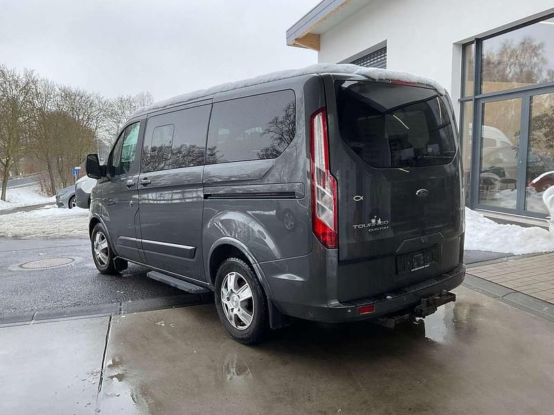 Gebraucht Ford Tourneo Titanium 170 PS (125 kW) 2018 Magneticgrau (metallic) Van / Kleinbus