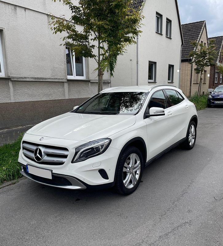 Weiß Gebraucht 2016 Mercedes GLA180 Urban SUV | 18.499 € (Fairer Preis) - Bild 1/4