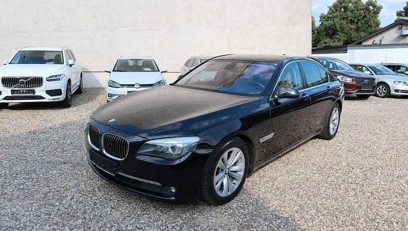 Saphirschwarz (metallic) Gebraucht 2011 BMW 750 Sport Line Limousine | 19.990 € (Etwas zu teuer) - Bild 1/4