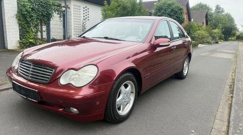 Rot Gebraucht 2001 Mercedes C200 Classic Limousine | 5.850 € (Teuer) - Bild 1/4