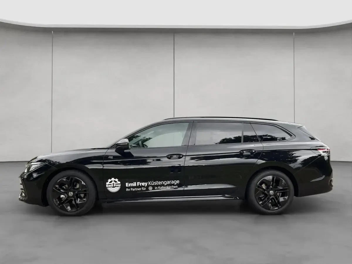 Gebraucht VW Passat R-line 150 PS (110 kW) 2025 Schwarz Kombi