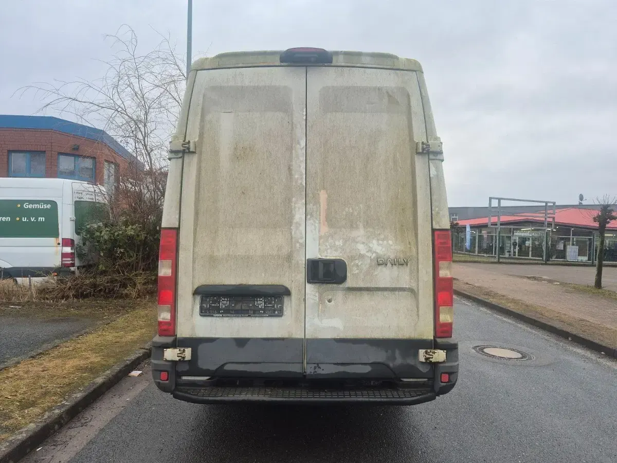 Second-hand Iveco Daily 126 CP (92 kW) 2012 Alb Monovolum
