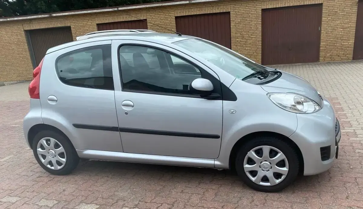Gebraucht Peugeot 107 50 PS (36 kW) 2009 Silber Kleinwagen