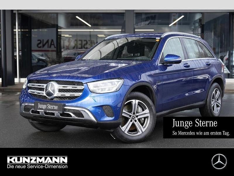 Brilliantblau metallic Gebraucht 2020 Mercedes GLC300e SUV | 33.580 € (Superpreis) - Bild 1/4