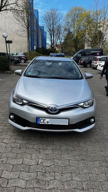 Silber Gebraucht 2018 Toyota Auris Hybrid Style Limousine | 13.300 € (Superpreis) - Bild 1/4