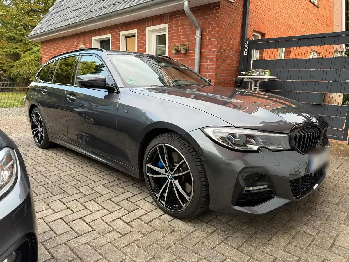 Gebraucht BMW 330e 292 PS (214 kW) 2022 Grau Kombi
