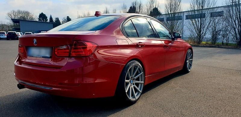 Rot Gebraucht 2012 BMW 330 Sport Line Limousine | 13.600 € (Teuer) - Bild 1/4