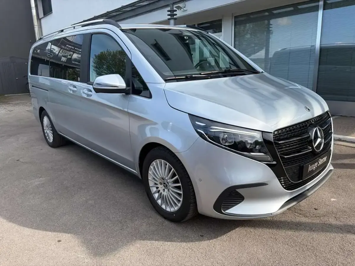 Gebraucht Mercedes V250 Style 190 PS (139 kW) 2025 Silber Van / Kleinbus