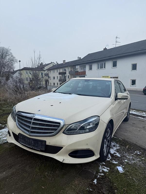 Gelb Gebraucht 2016 Mercedes E200 Limousine | 3.199 € - Bild 1/4