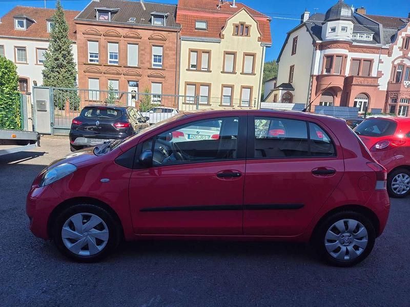 Rot Gebraucht 2011 Toyota Yaris Cool Kleinwagen | 5.000 € (Etwas zu teuer) - Bild 1/4