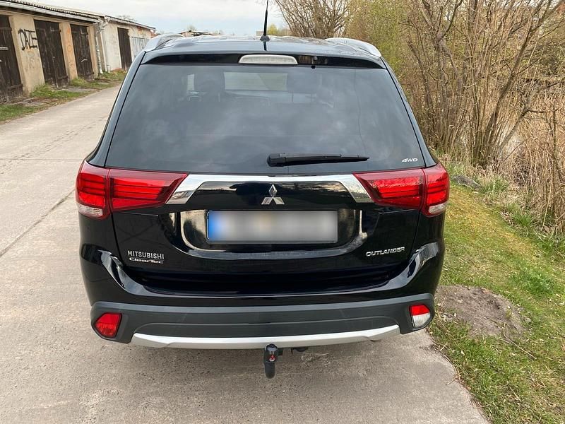 Gebraucht Mitsubishi Outlander Plus 150 PS (110 kW) 2017 Schwarz SUV