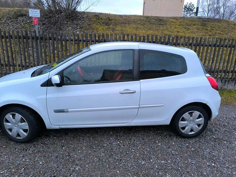 Gebraucht Renault Clio II 75 PS (55 kW) 2009 Weiß Kleinwagen