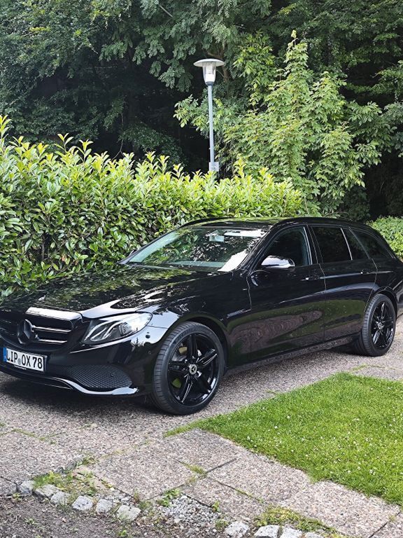 Schwarz Gebraucht 2017 Mercedes E220 Avantgarde Limousine | 19.980 € (Fairer Preis) - Bild 1/4
