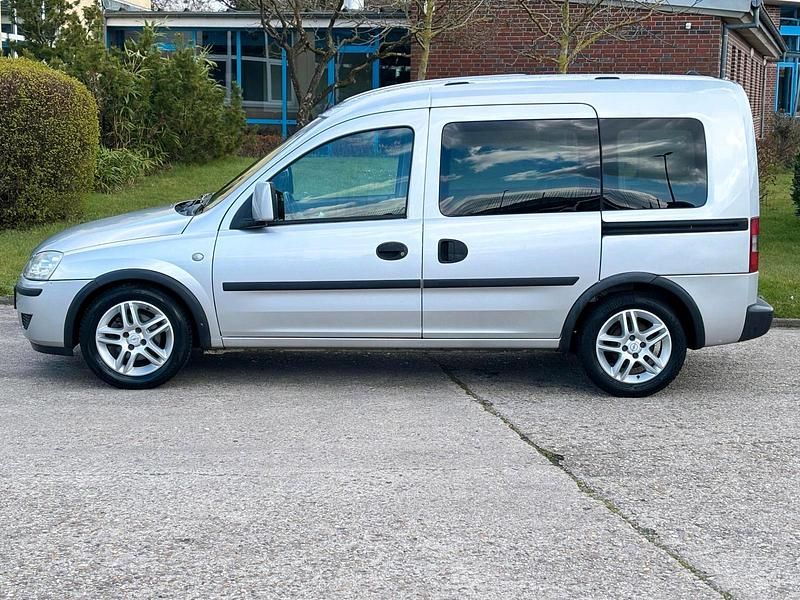 Gebraucht Opel Combo S 75 PS (55 kW) 2010 Silber Van / Kleinbus