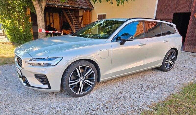 Weiß Gebraucht 2020 Volvo V60 R-Design Kombi | 35.750 € (Teuer) - Bild 1/4
