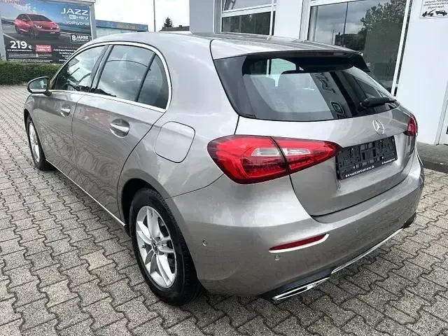Gebraucht Mercedes A200 Progressive 163 PS (119 kW) 2019 Silber Limousine