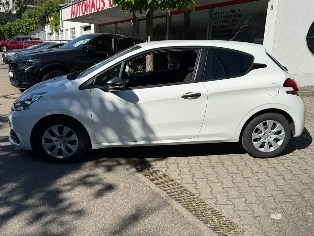 Gebraucht Peugeot 208 Access 68 PS (50 kW) 2015 Weiß Kleinwagen