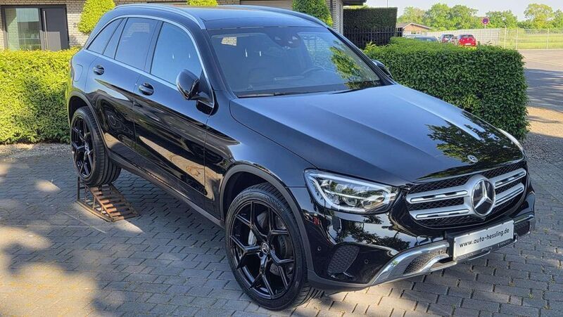 Ung. schwarz unilack Gebraucht 2022 Mercedes GLC300e SUV | 39.490 € (Fairer Preis) - Bild 1/4