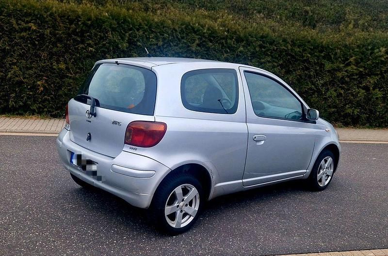 Gebraucht Toyota Yaris 65 PS (47 kW) 2003 Silber Limousine