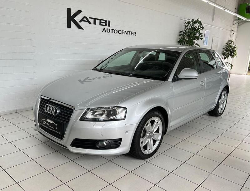 Silber Gebraucht 2010 Audi A3 Sportback Ambition Limousine | 8.800 € (Fairer Preis) - Bild 1/4