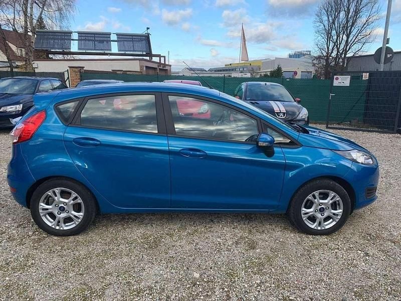 Gebraucht Ford Fiesta 80 PS (58 kW) 2013 Blau Kleinwagen